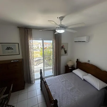 Paradeisos Is A Stunning 2-bed House In 펜션 *