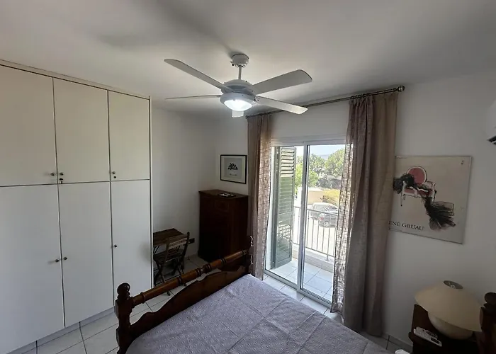 Paradeisos Is A Stunning 2-bed House In בית נופש