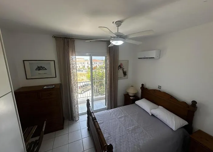 Paradeisos Is A Stunning 2-bed House In בית נופש *