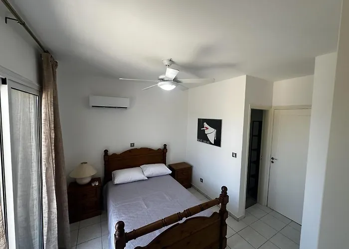 Paradeisos Is A Stunning 2-bed House In בית נופש *