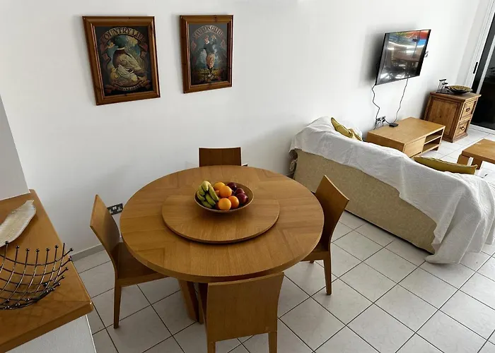 Paradeisos Is A Stunning 2-bed House In בית נופש Polis